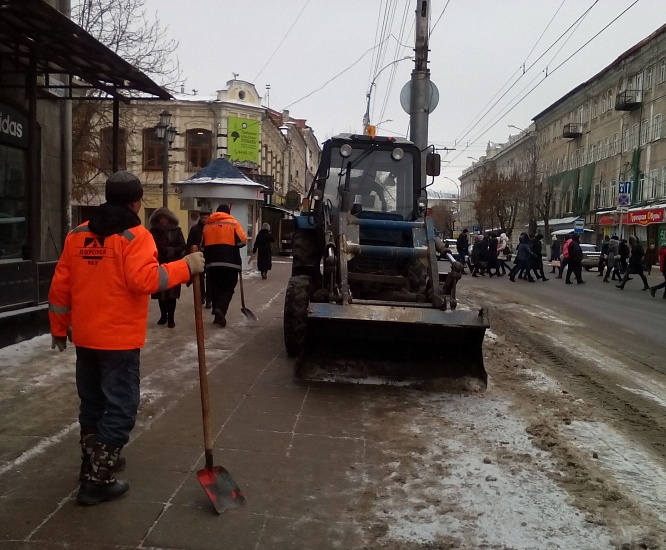 Центр города очищают от наледи