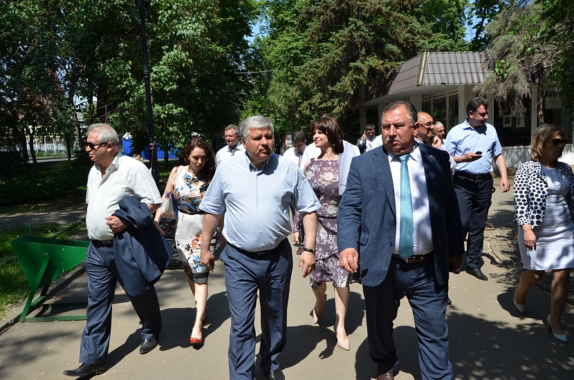 В городе ведутся работы по благоустройству 
парка «Липки»