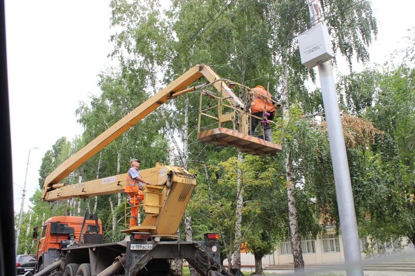 На территории Заводского района продолжаются 
многоплановые работы по благоустройству