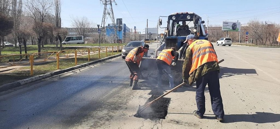 За три дня в Саратове отремонтировано более 
2 тысяч кв. м дорожного покрытия