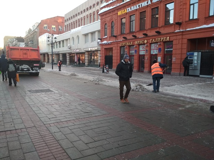Во Фрунзенском районе продолжается вывоз 
снега и наледи