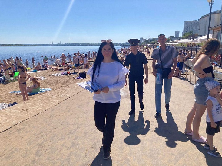 На Саратовском пляже продолжаются профилактические 
мероприятия по соблюдению правил безопасности на воде