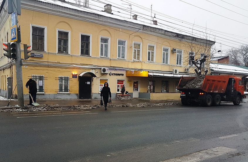 В Волжском районе на ул. Московской продолжается 
уборка и вывоз снега