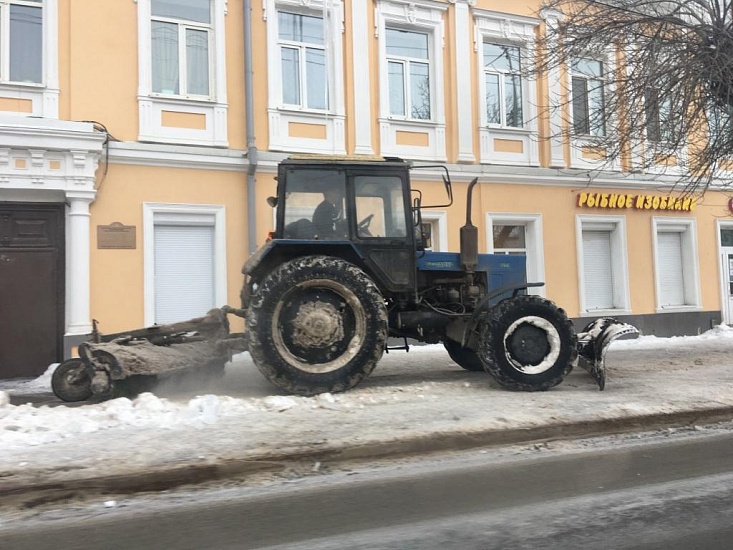 В Волжском районе продолжаются работы 
по очистке территории от снега и наледи