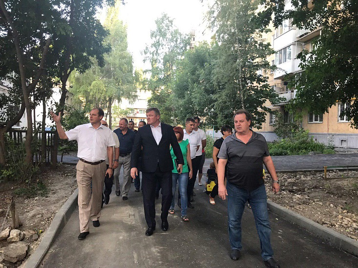 Михаил Исаев осмотрел ремонтируемый в 
рамках нацпроекта двор Заводского района