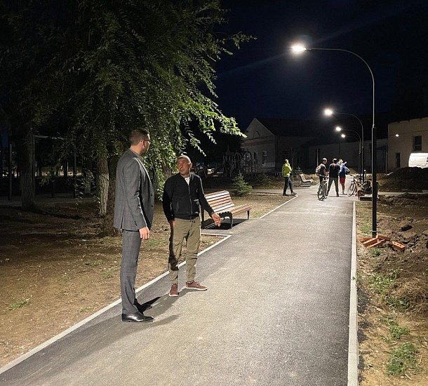 Продолжаются работы по благоустройству 
парка в поселке Дубки