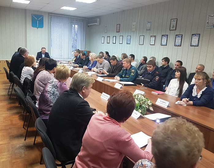 Обеспечение пожарной безопасности в период 
проведения новогодних мероприятий обсудили в администрации Волжского района
