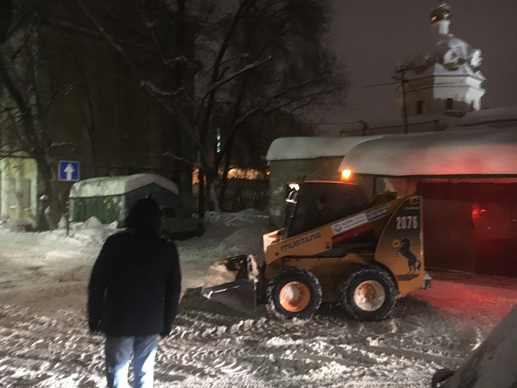 Сегодня ночью в центре города продолжались 
работы по уборке снега