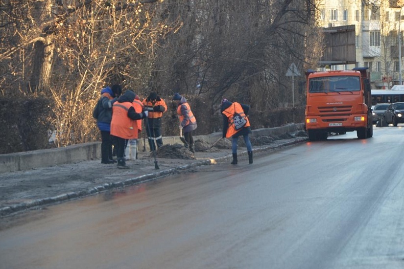 Пешеходные зоны и тротуары Саратова очищают 
ото льда