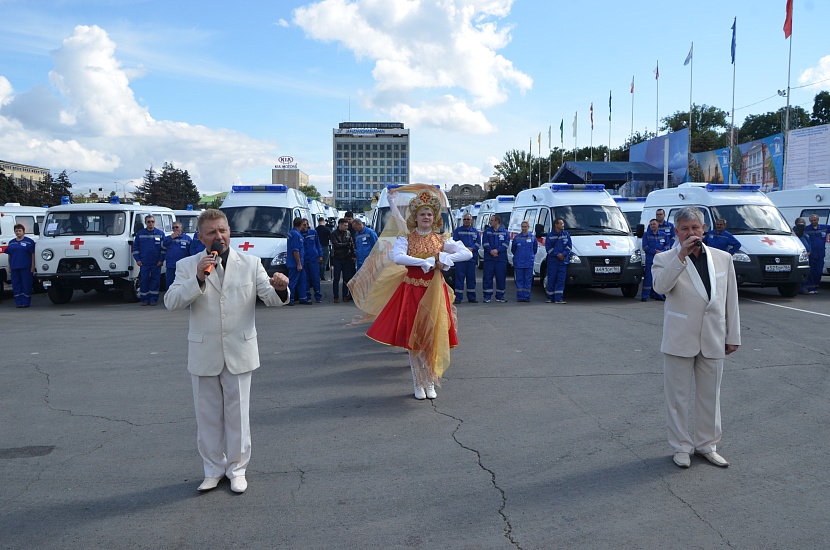 Состоялась передача автомобилей «Скорой 
помощи» и школьных автобусов Саратову и области
