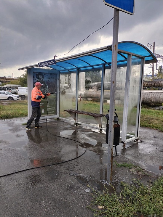 Коммунальной службой осуществляется мойка 
остановочных павильонов на территории Ленинского района