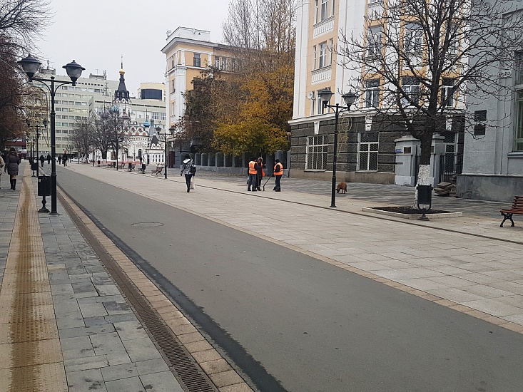 Продолжается благоустройство территории 
Волжского района: пешеходные зоны и парки очистили от опавшей листвы