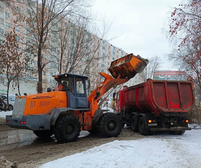 Продолжается уборка города от снега и наледи