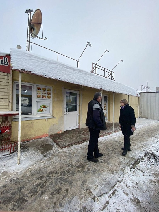 В Гагаринском районе сотрудники департамента 
обследовали объекты потребительского рынка на предмет соблюдения Правил благоустройства