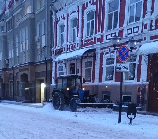 Во всех районах города продолжается активная 
очистка территорий от снега и наледи