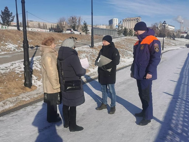 В Октябрьском районе продолжаются профилактические 
мероприятия по соблюдению правил безопасного поведения на водоемах в зимний период