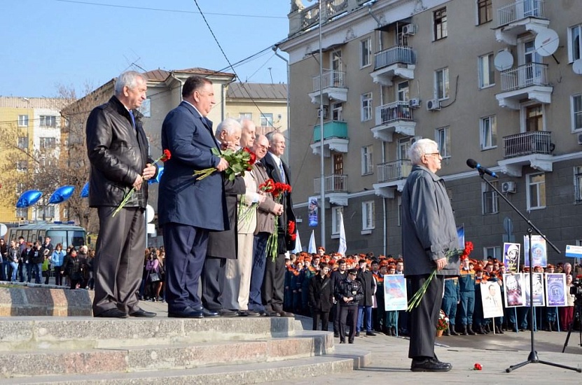 День космонавтики в Саратове начался с 
торжественного митинга у памятника Гагарину