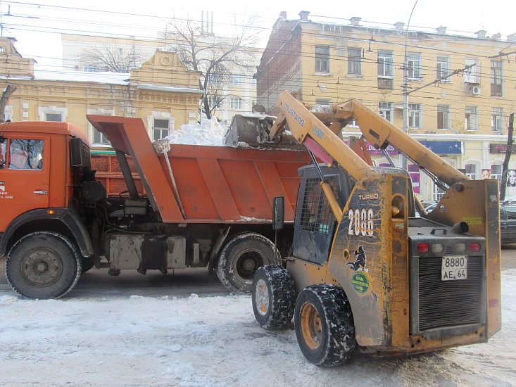 За сутки с территории Октябрьского района 
убрано порядка 400 кубометров снега