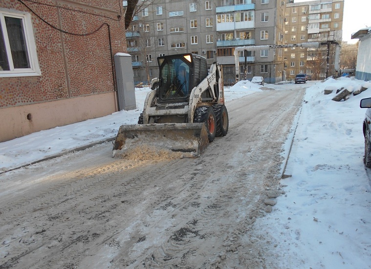 В Заводском районе продолжаются комплексные 
работы по очистке территории от снега и наледи