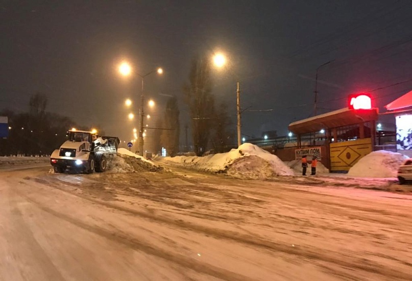 В ночь осуществлялись комплексные работы 
по благоустройству Ленинского района при помощи четырех звеньев привлеченной техники