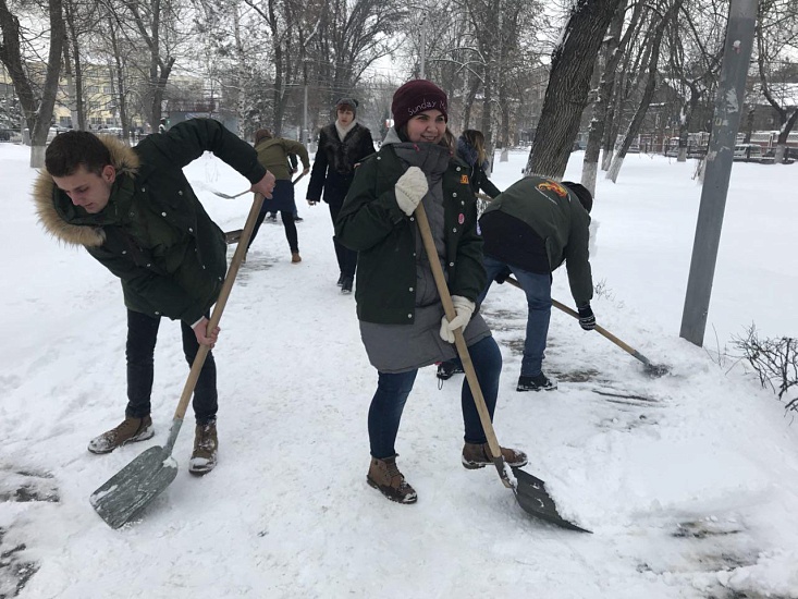 Сегодня в обед молодежь помогала благоустраивать 
город