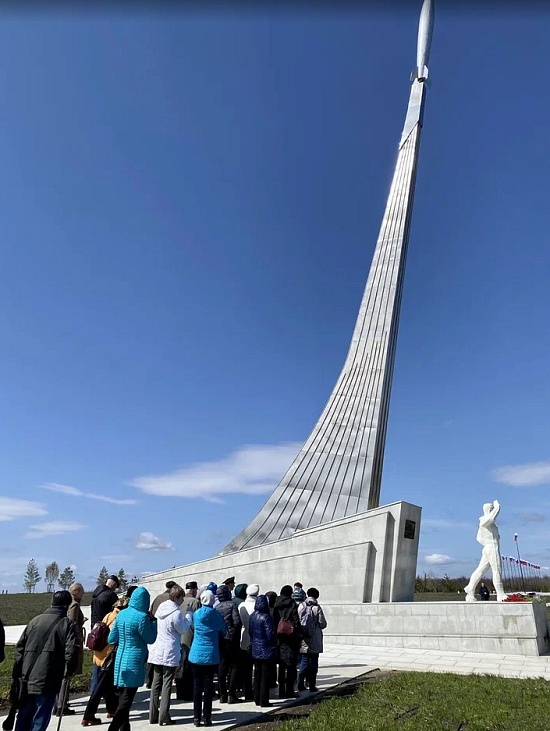 Для ветеранов была организована экскурсия 
в парк покорителей космоса им. Юрия Гагарина