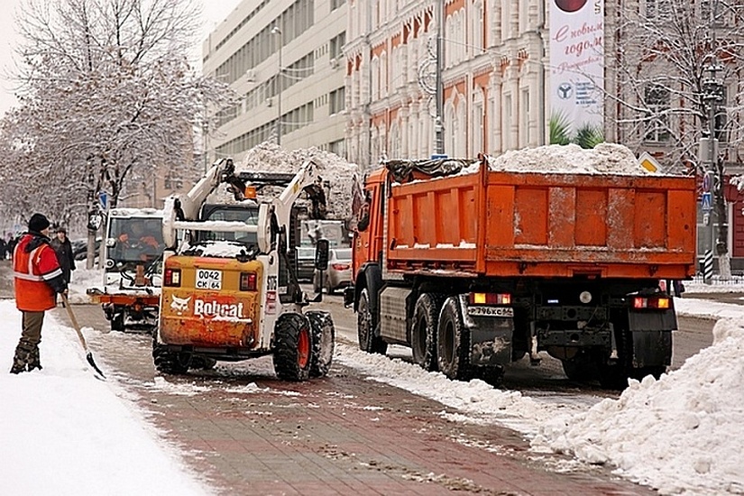 Саратов продолжают очищать от снега и наледи