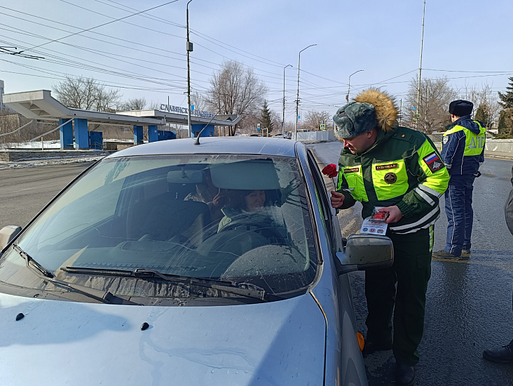 Автоинспекторы приняли участие во Всероссийской 
акции «Цветы для автоледи»