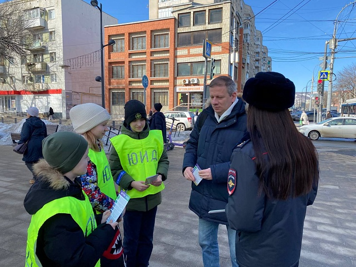 Сотрудники городской Госавтоинспекции 
вместе с отрядом ЮИД школы № 67 провели акцию «Дети на дороге!»