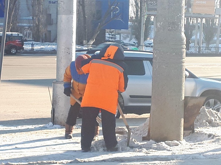 В Ленинском районе помимо дорог очищают 
лестничные сходы и крыши