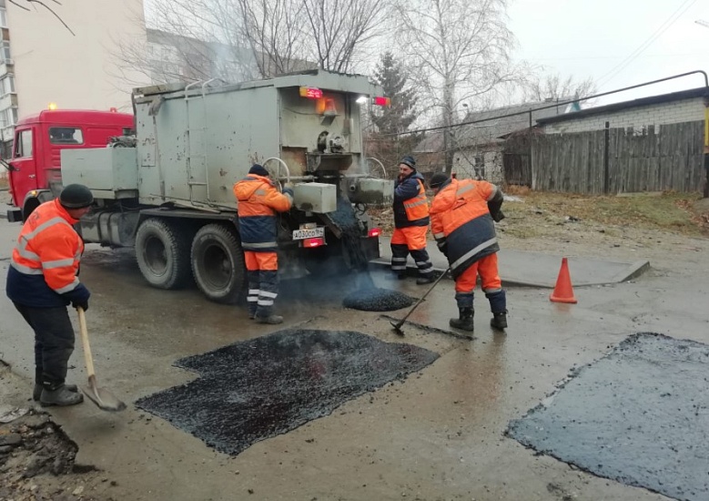 В рамках зимнего содержания дорожного 
полотна МБУ «Дорстрой» проводит ямочный ремонт