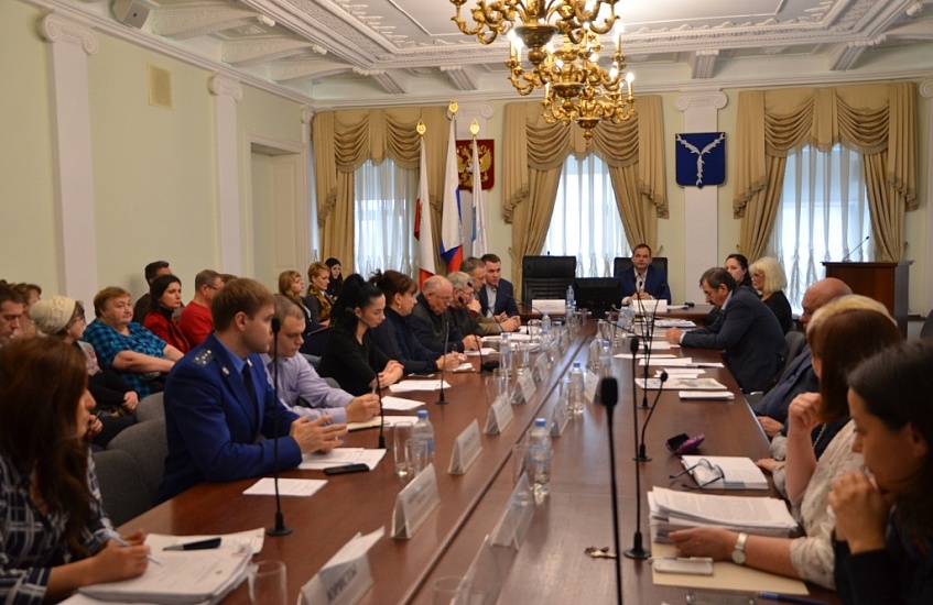Состоялось первое заседание рабочей группы 
комиссии городской Думы, посвященное судебным тяжбам администрации и АТСЖ Ленинского района