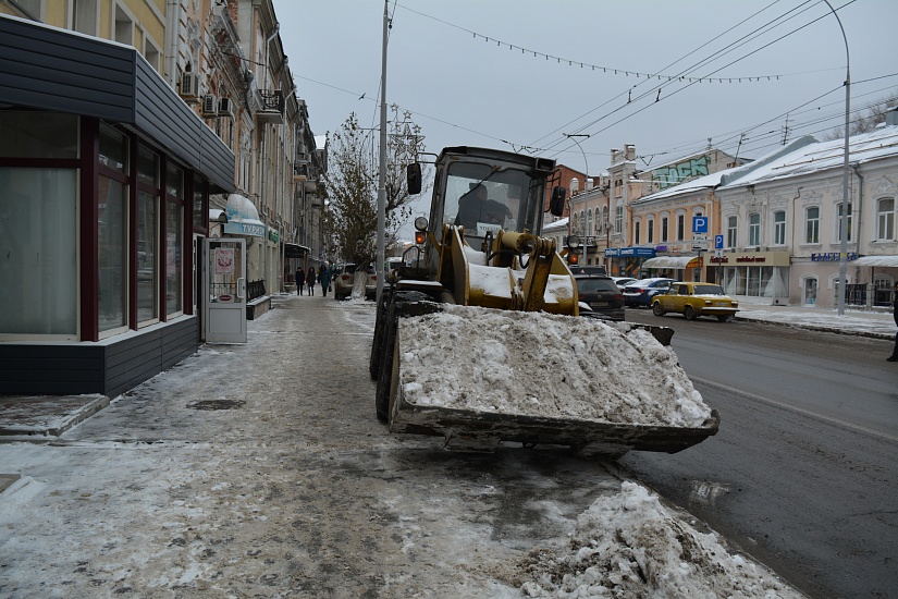 В городе продолжаются работы по уборке 
снега