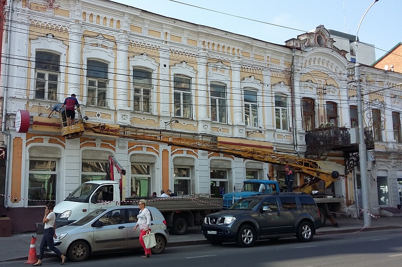 В Саратове на Московской идет активная 
замена вывесок