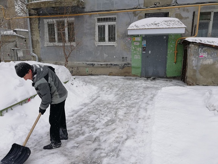 В последний день рабочей недели продолжаются 
работы по очистке дорог и тротуаров
