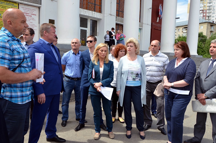 Глава Саратова провел совещание по благоустройству 
площади перед ДК «Россия»