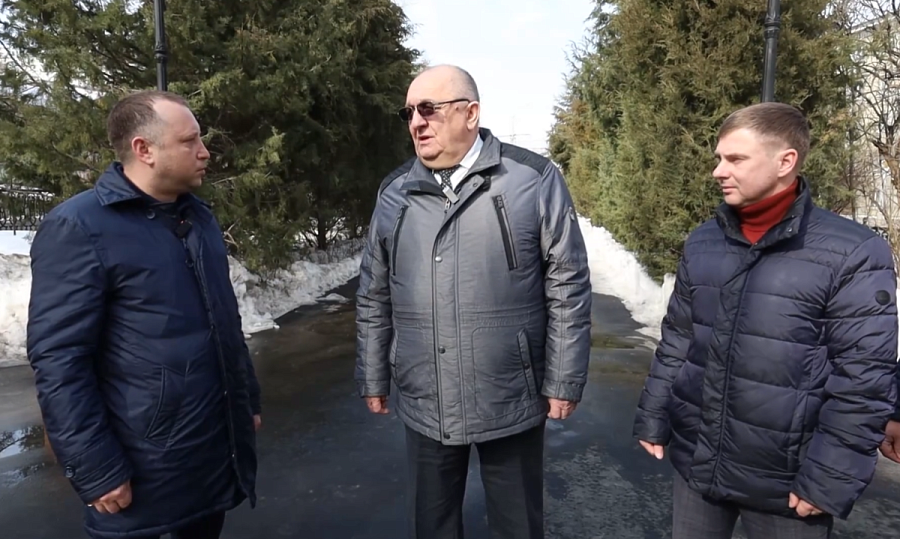 Игорь Молчанов осмотрел сквер Первой учительницы