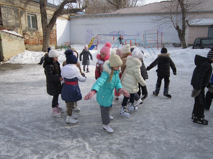 В образовательных учреждениях Волжского 
района продолжаются занятия по зимним видам спорта