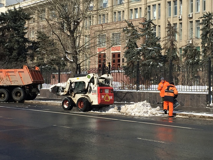 С улиц Саратова продолжают вывозить снег