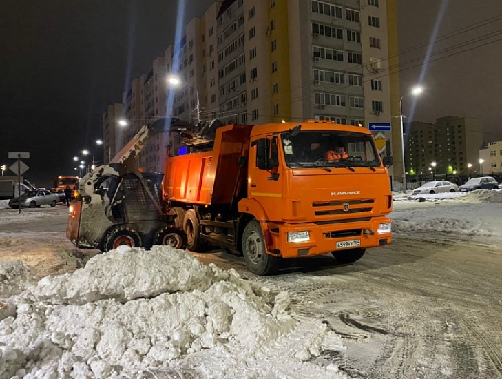 В ночь город будут расчищать от снега и 
наледи 185 единиц спецтехники