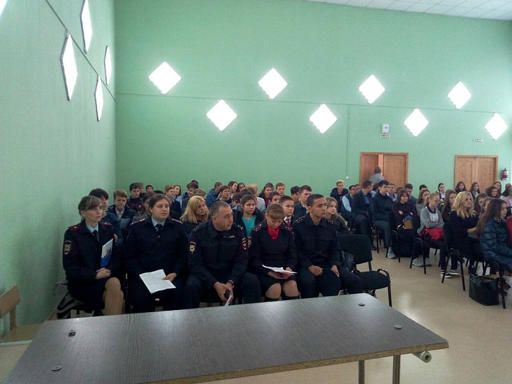 Школьникам Ленинского района рассказали 
о службе полицейских и казаков