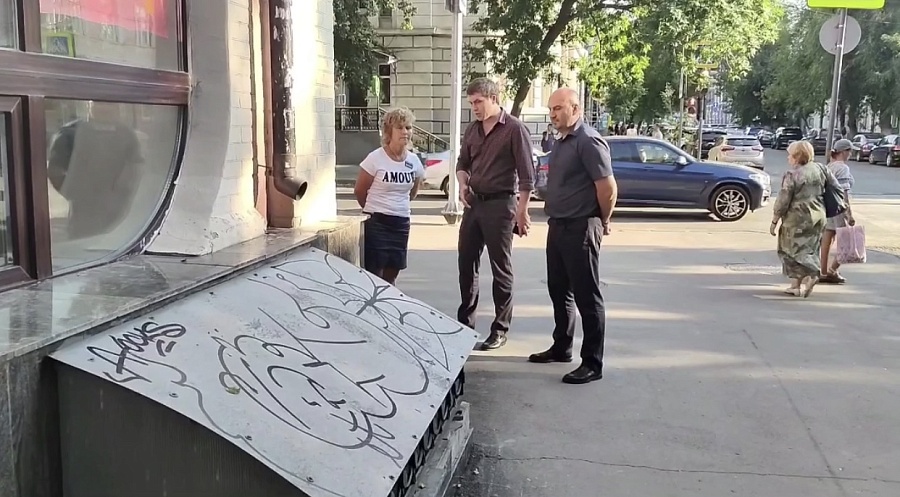 В Кировском районе продолжается обход 
входных групп на предмет благоустройства