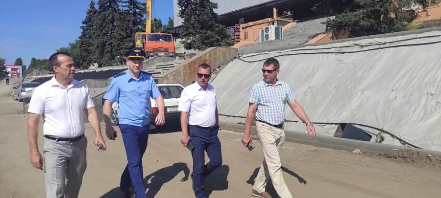 Владимир Бьятенко и Антон Евграшин проинспектировали 
работы по ремонту Набережной