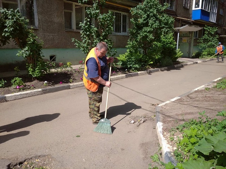Продолжаются мероприятия по очистке дворовых 
территорий, расположенных в Кировском районе