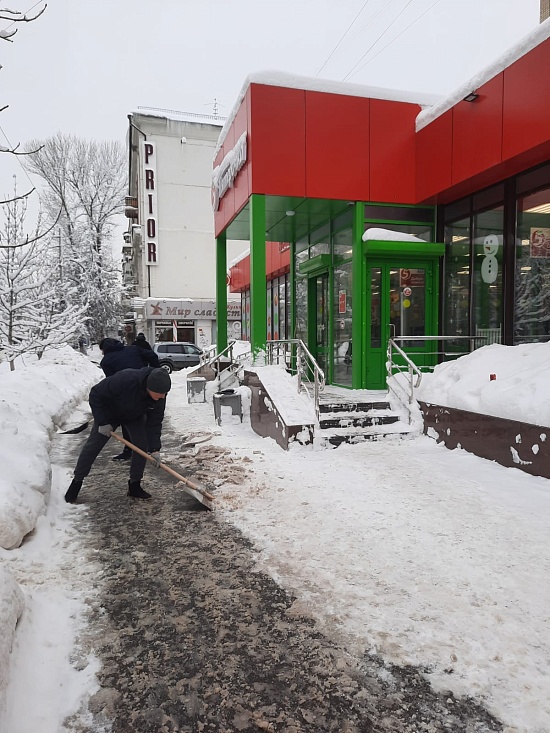 В Октябрьском районе проверили очистку 
от снега территорий социальных и торговых объектов