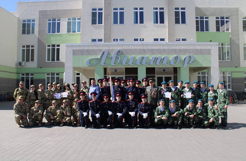 На базе гимназии «Авиатор» в Заводском 
районе состоялся районный смотр строя и песни