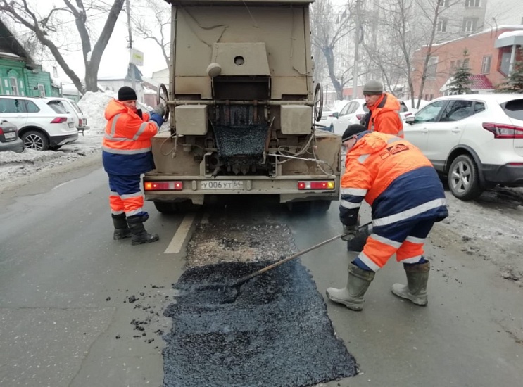 В рамках зимнего содержания проезжей части 
дороги МБУ «Дорстрой» проводит ямочный ремонт