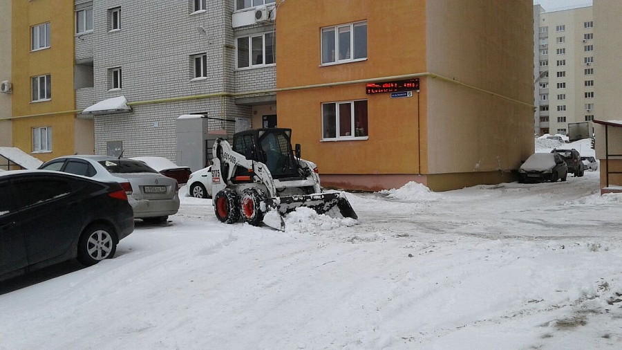 В Кировском районе продолжаются работы 
по уборке снега