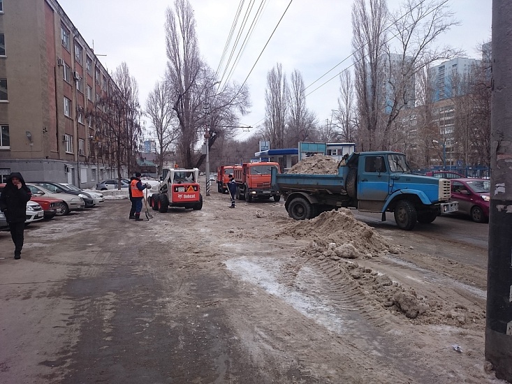 В Октябрьском районе города Саратова продолжаются 
работы по очистке территории от снега и наледи