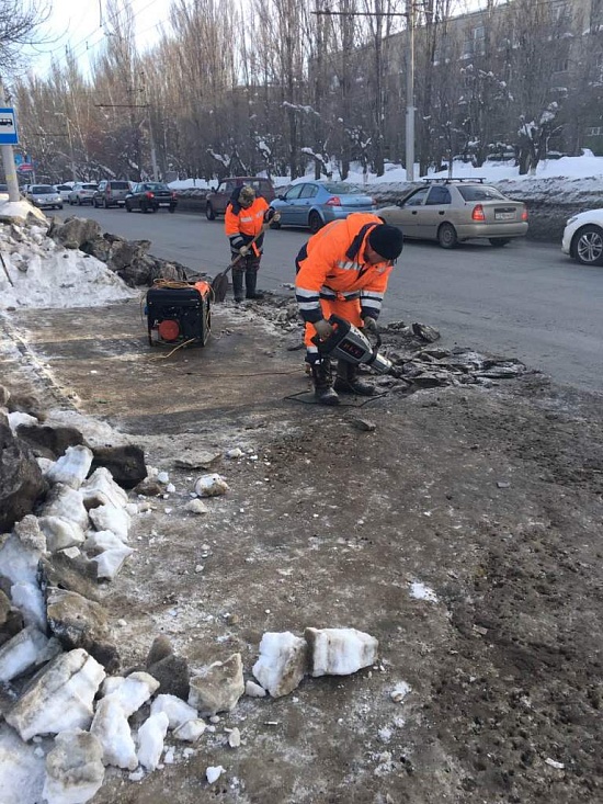 Продолжаются работы по очистке дорог и 
тротуаров Ленинского района